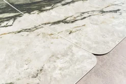 Ausziehbarer Esstisch ELEMENTS 180-260cm taupe grau spanische Keramik Walnuss Gestell