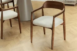 Design Armlehnen-Stuhl KENNEDY braun smoke creme aus recycelter Pinie mit Polstersitz