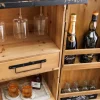 Design Barschrank BODEGA 120cm natur Pinienholz mit 3D-Front und Flaschenregal