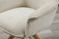 Drehbarer Stuhl LE GRAND beige Chenille Cremona natur Eiche Massivholz mit Armlehne