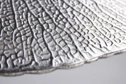 Handgearbeiteter Beistelltisch ABSTRACT LEAF 40cm silber