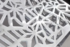 Handgearbeiteter Couchtisch ABSTRACT 60cm Alu silberfarbig im Gap Design