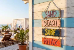 Maritimes Wandschild SURF & BEACH 110cm buntes Holzdesign Deko-Schild