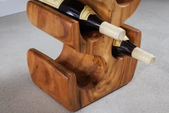 Skulp­tu­rales Weinregal ARTE 100cm natur Suarholz handmade in Bali Flaschenhalter
